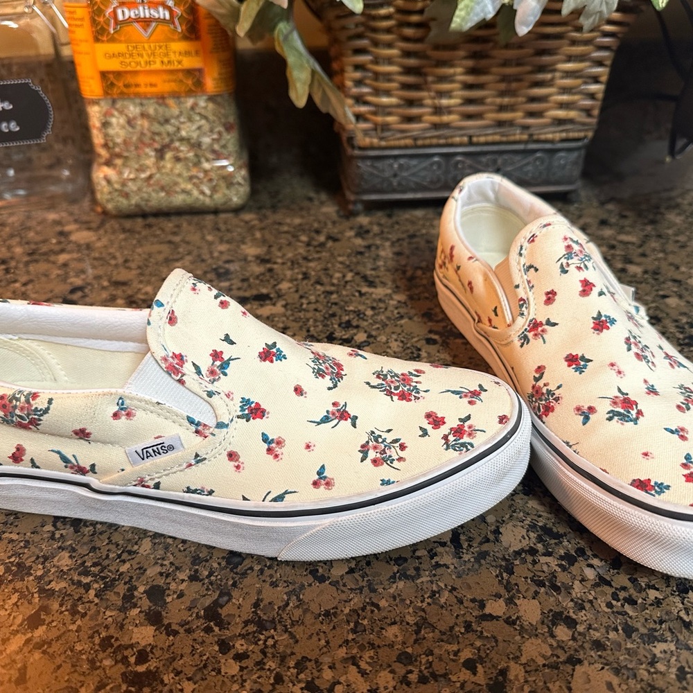 Women’s Classic Vans Slip on Shoes- Ditsy Floral print in EUC size 7.5